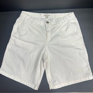 DC White Flat Front Shorts Casual Wear size 6 pre owned Exellent condition.